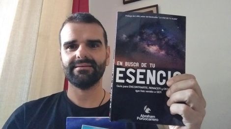 Firma de ejemplares a cargo de Abraham Portocarrero Álvarez, autor de